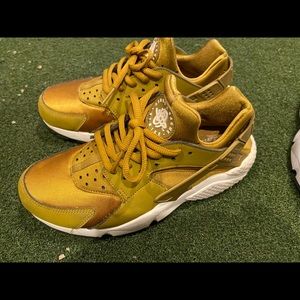 Nike Women Huarache Bronzine